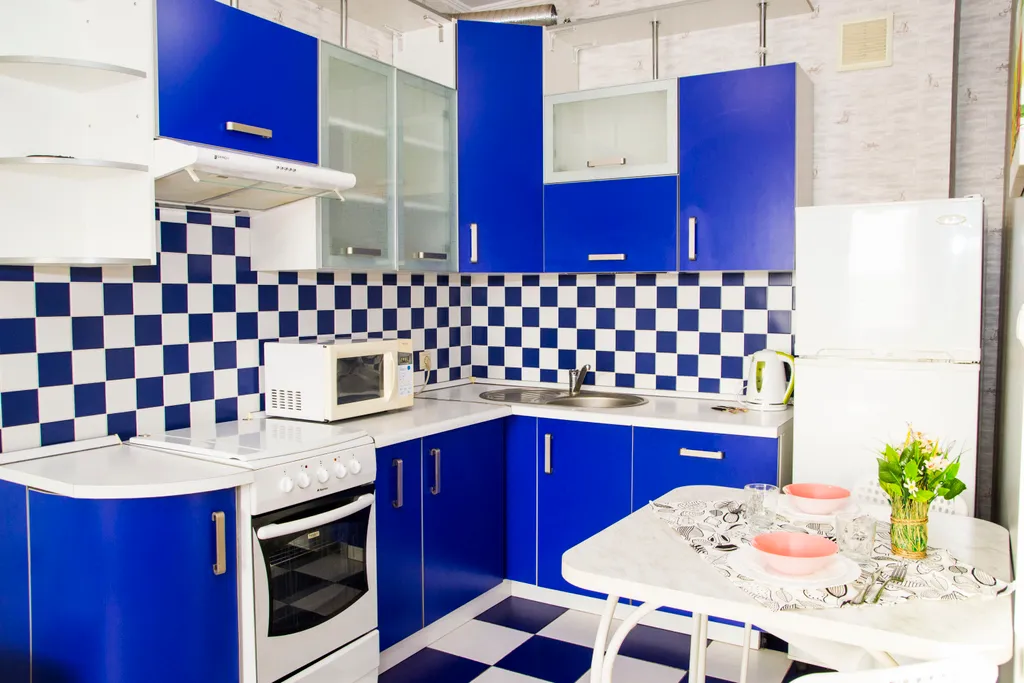 Студия с яркой кухней