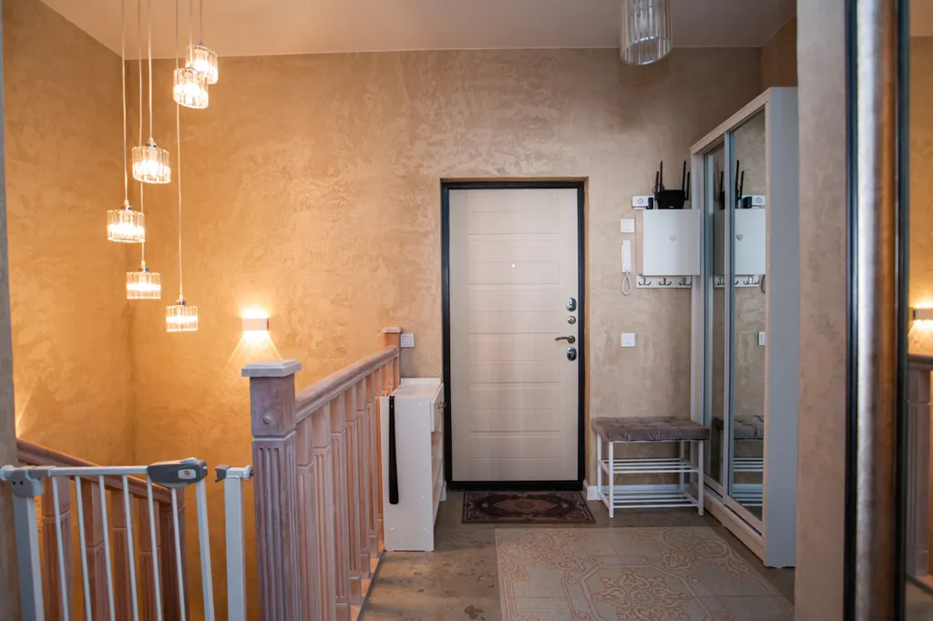 Двухэтажная квартира рядом с зимним лесом