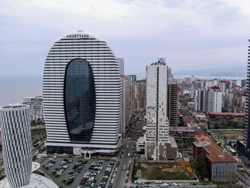 Студия над облаками с видом на море