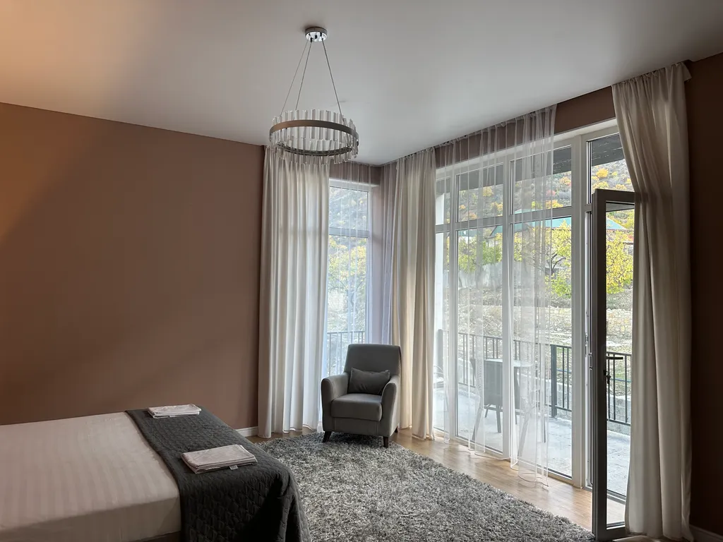 Второй этаж панорамного дома среди вершин