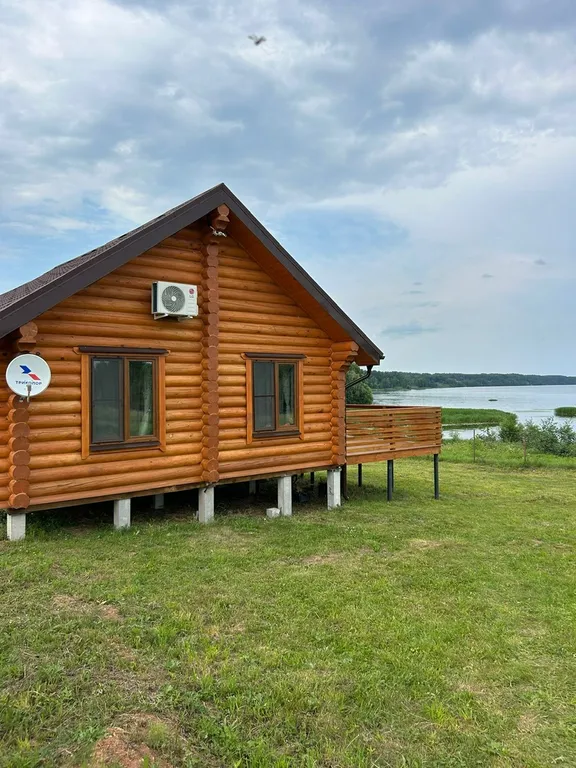 Уютный дом из кедра на берегу реки Волга