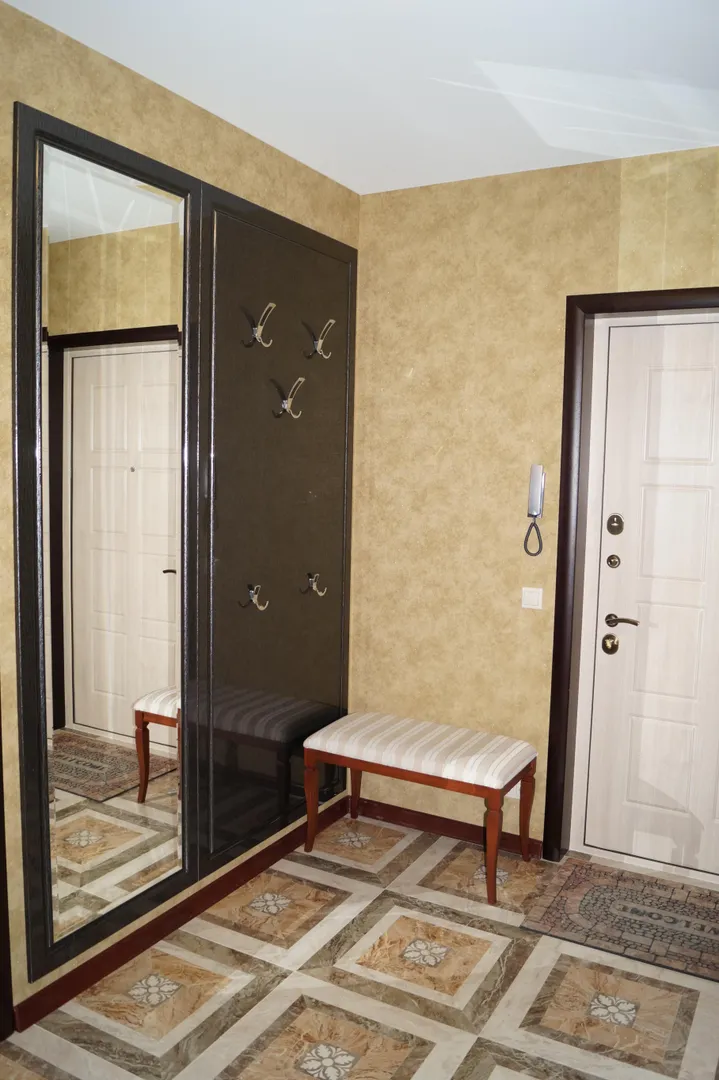 Стильная панель-прихожая  для одежды с зеркалом "в пол" для удобства и комфорта наших гостей.
