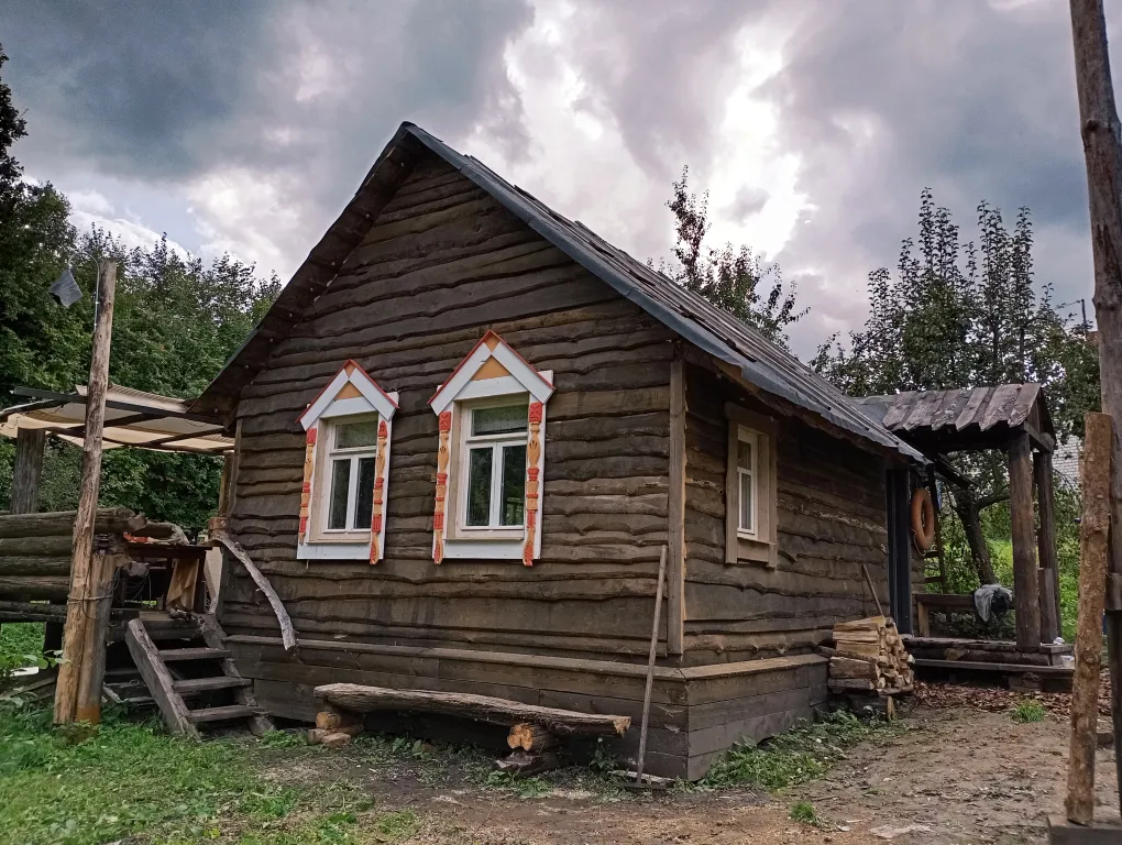 Изба с уютом детства, деревенский дом с баней и русским бытом