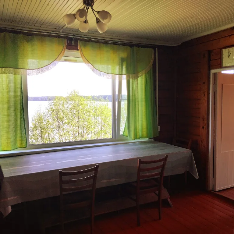 Дом на берегу озера