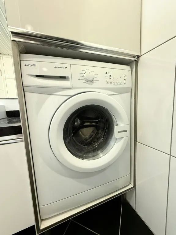 Sea View 2BD Flat 50m to the Beach