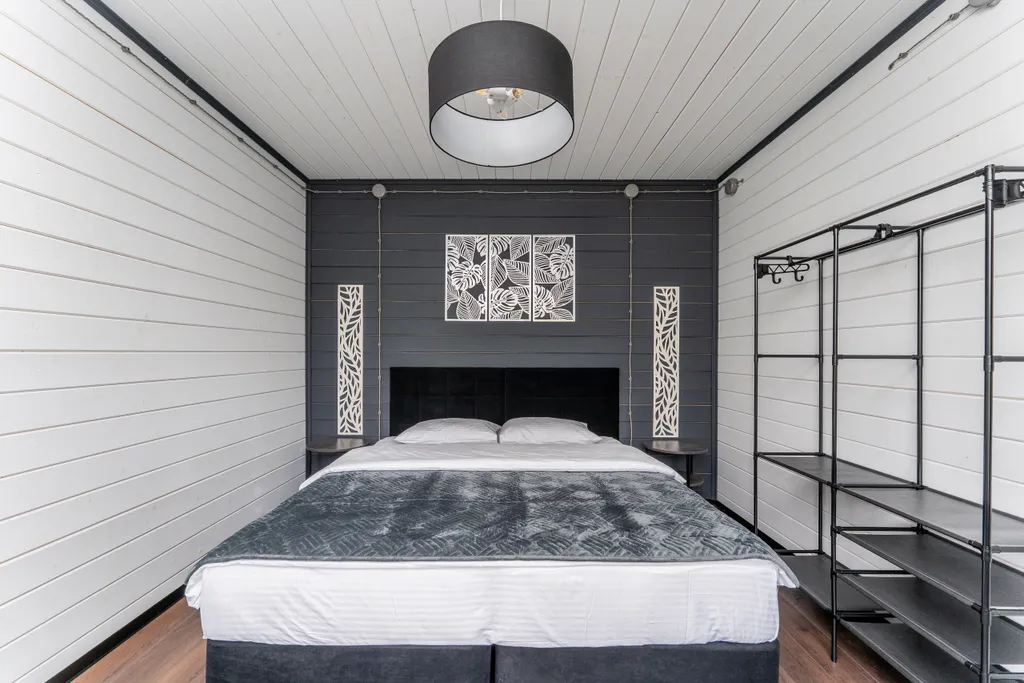 Дом с видом на реку и лес