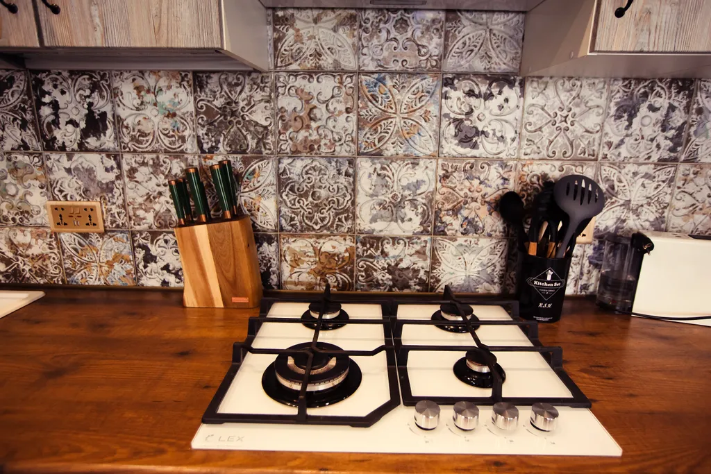 Коттедж в стиле итальянского деревенского дома с видом на озеро