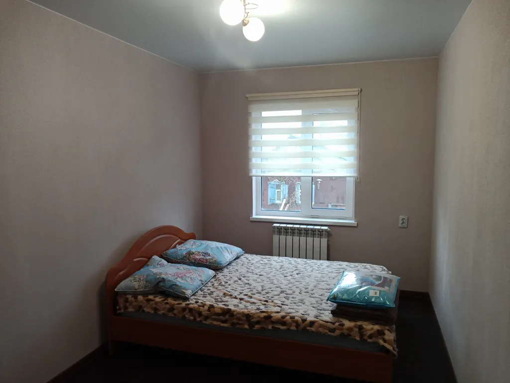 Коттеджи на берегу озера в парке