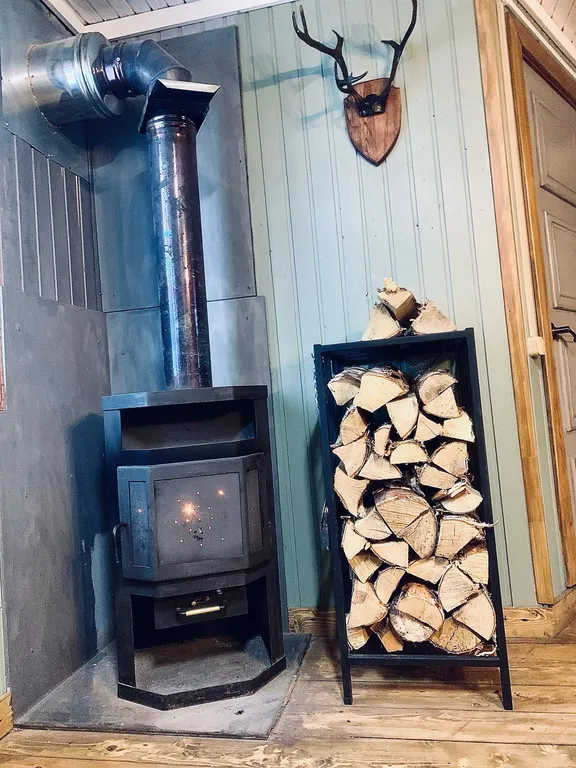 Домик стилизованный под Охотник на природной локации