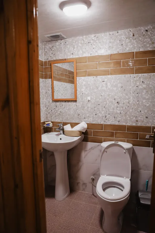 Двухместный номер с 2 отдельными кроватями эконом и общим санузлом