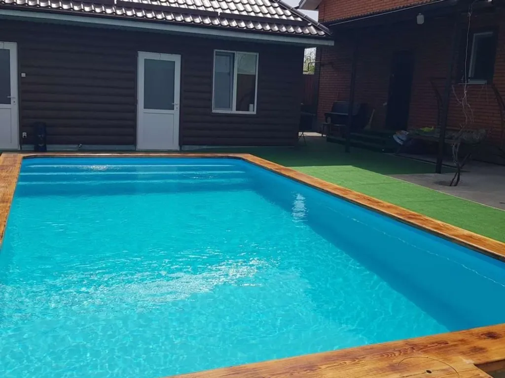 Большой дом с бассейном