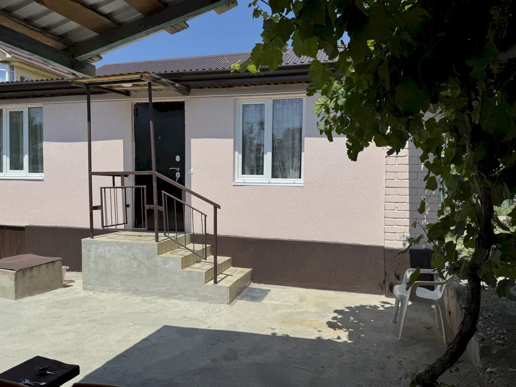 Четырёхкомнатный дом с двориком и мангалом – центр