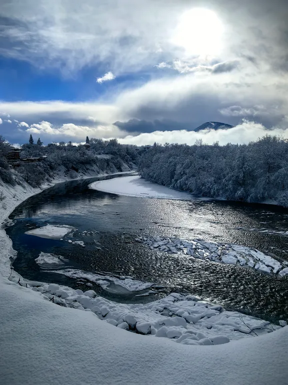 Уютный деревянный домик с видом на реку
