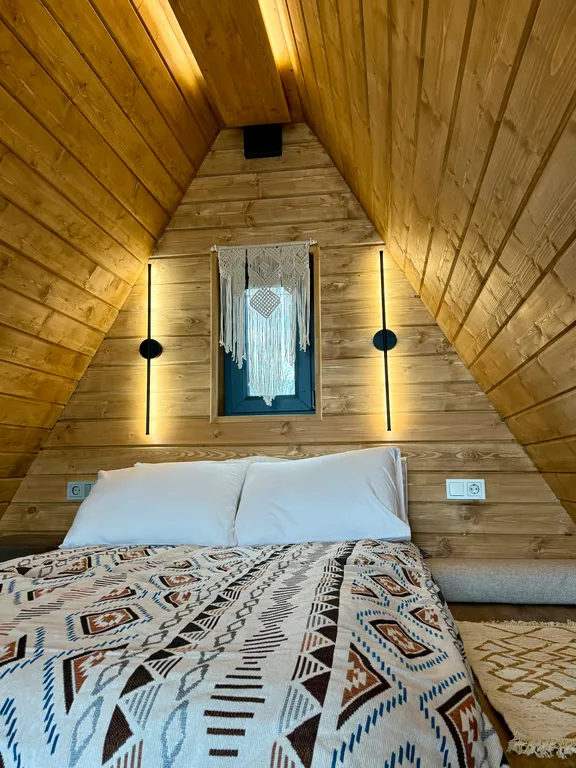 Дом-типи на берегу озера Валдайское