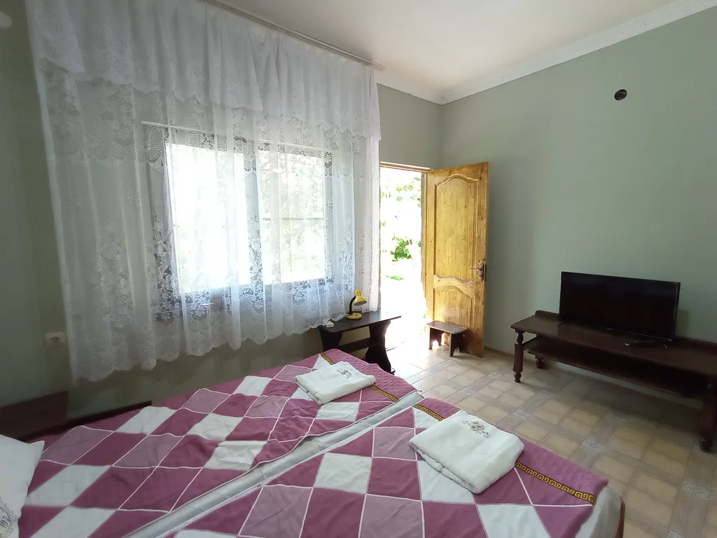 Коттедж в саду у Веры