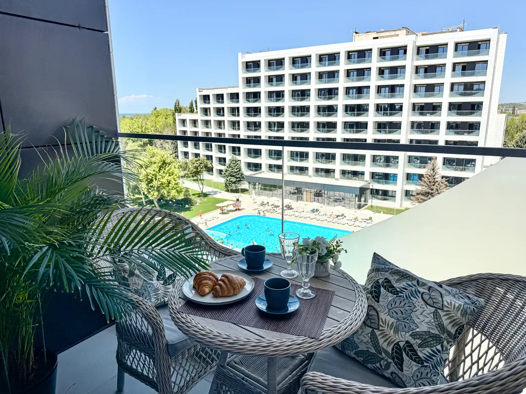 Квартира Квартира Студия в апарт-отеле с бассейном, собственным песчаным пляжем, парком — Анапа