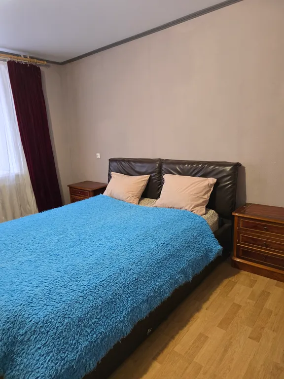 В самом центре города около рынка