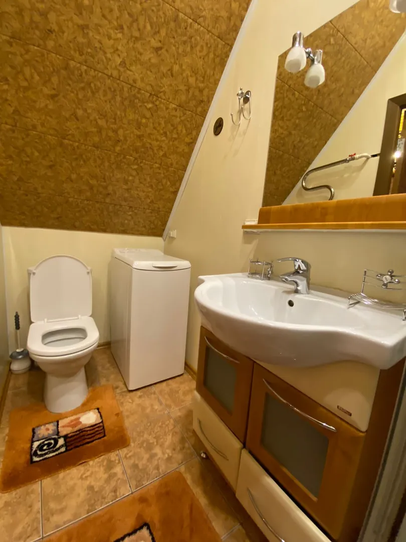 Туалетная комната №1 (с душевой кабиной и стиральной машинкой)