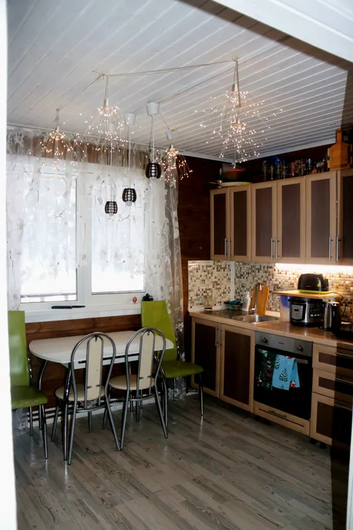 Коттедж на берегу реки с видом на сосновый лес