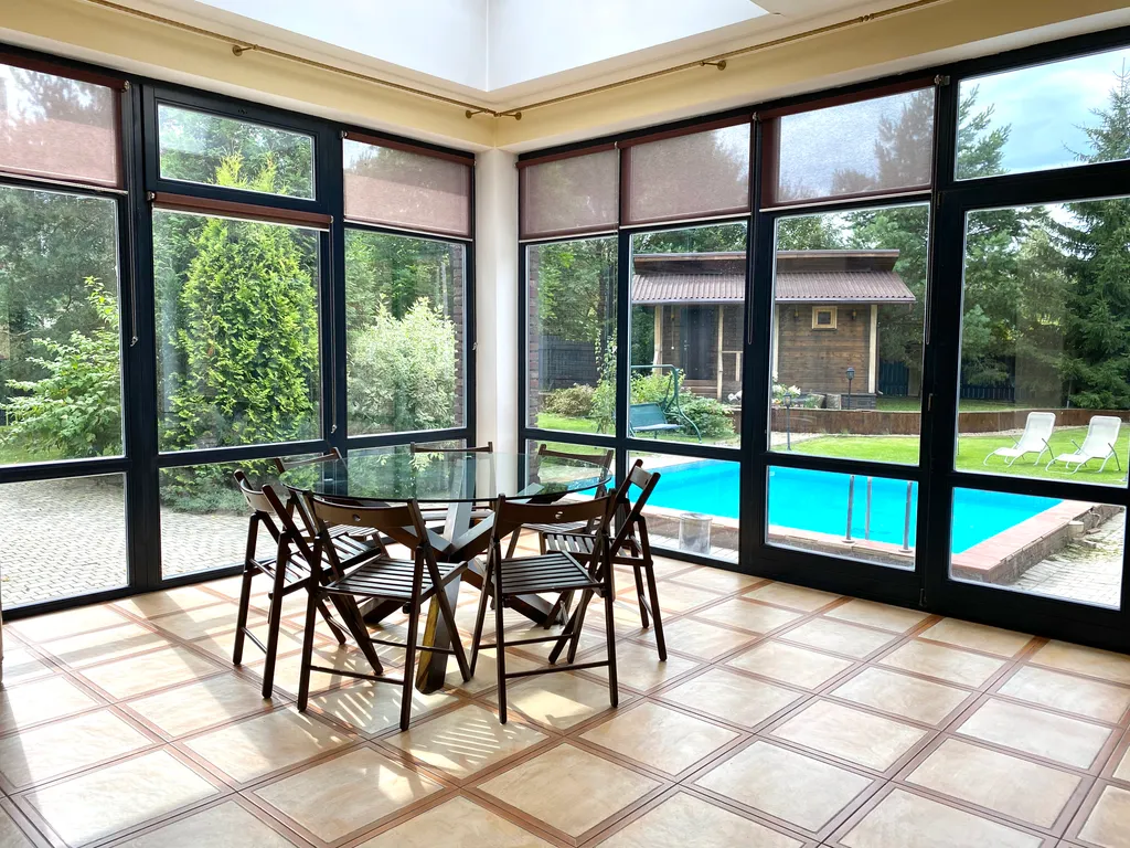 Вилла с квадратным бассейном