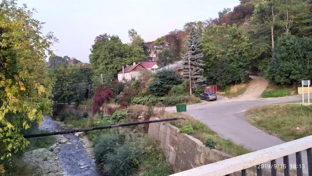 Комната в доме у входа в парк