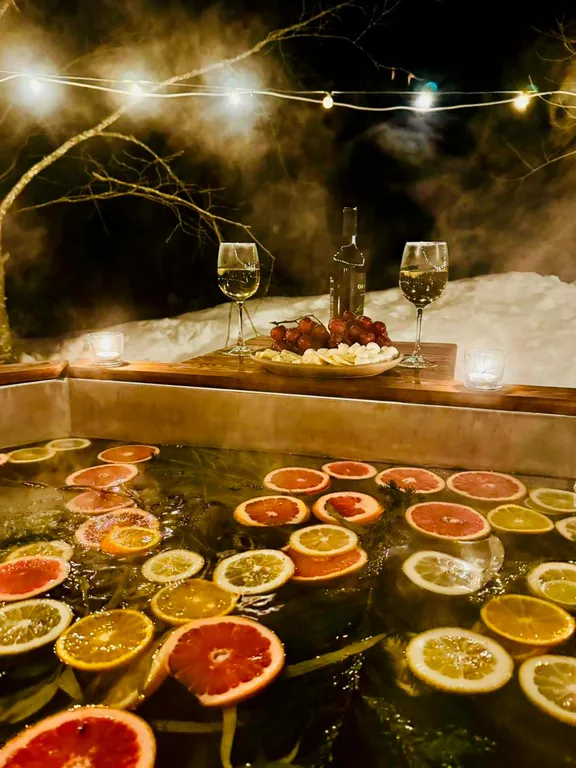 Домик в лесу с пятнистыми оленями и кроликами