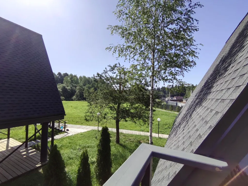 Дом в стиле a-frame с чаном на террасе