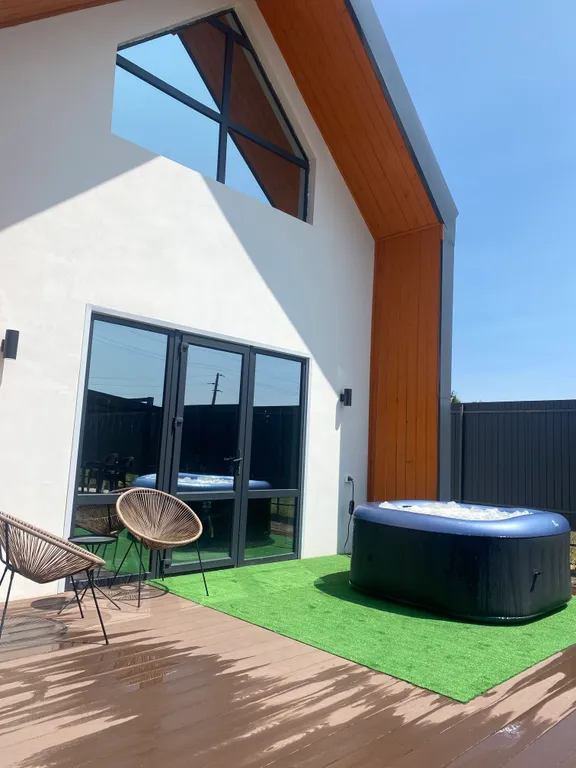 Загородный дом в черте города с озером