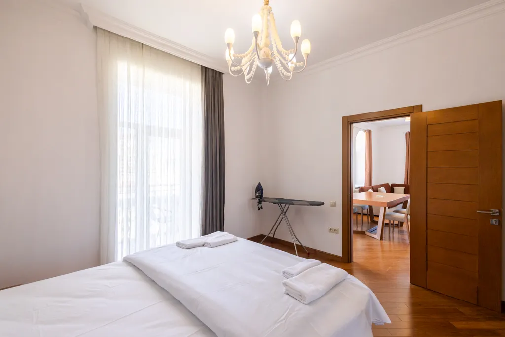 Апартаменты с видом на торговую улицу