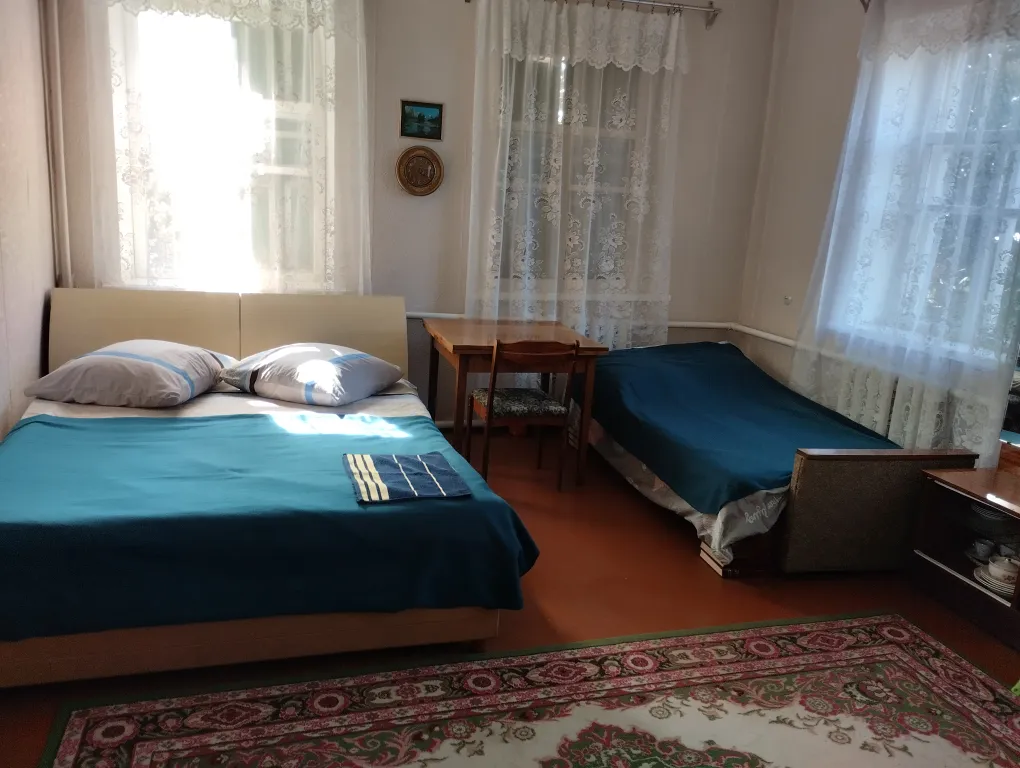 Деревенский домик с парковкой для большой и маленькой компании. Кругло