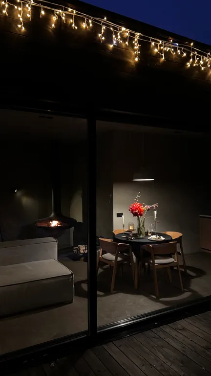 Премиальный дом с дизайнерским камином на дровах в лесу