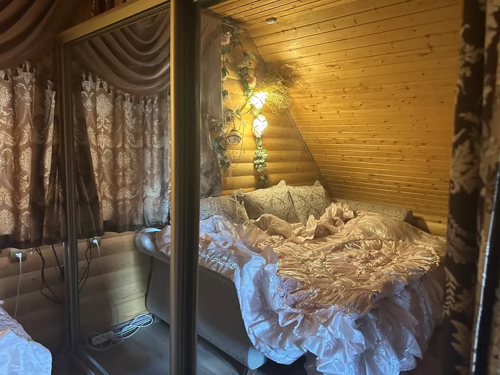 Уютный домик рядом с садом, хвойными деревьями, рядом с тц