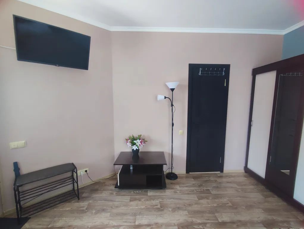 С удобствами, отдельным входом и террасой