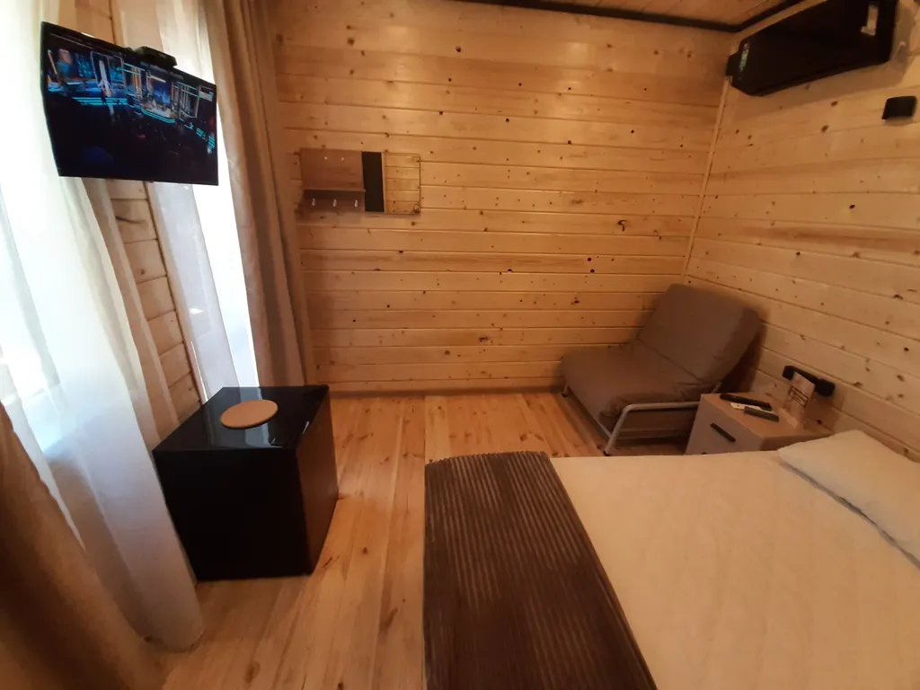 Уютный номер в новом домике в саду (левая сторона)