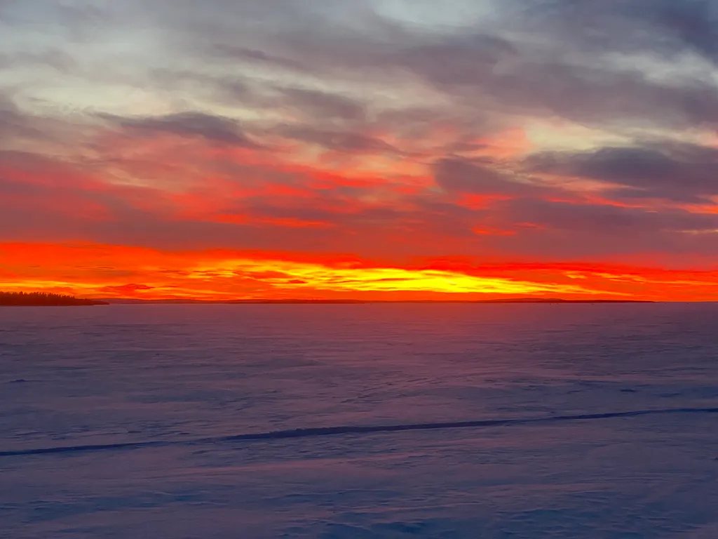 Уютный дом у леса и озера