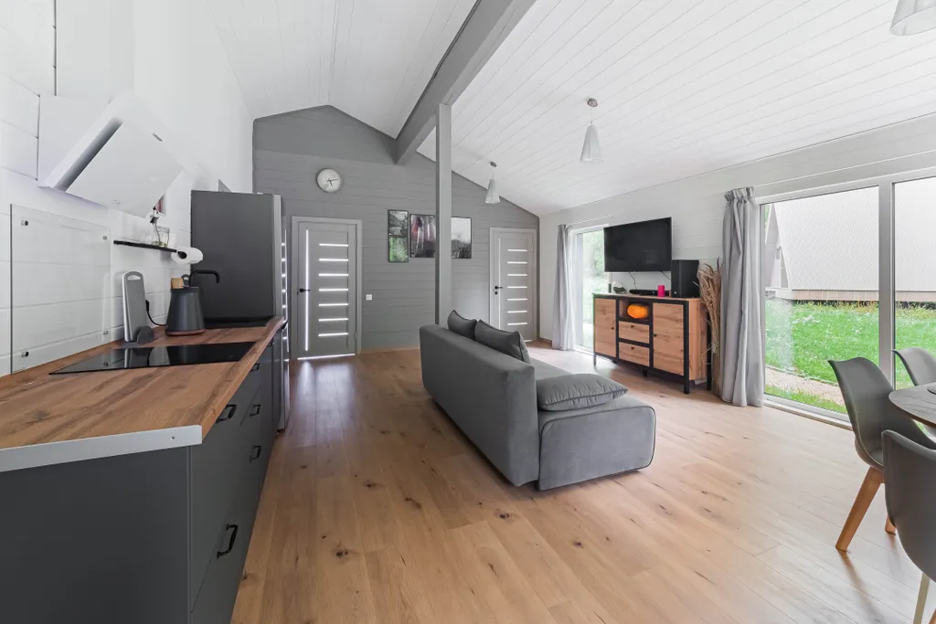 Барн с панорамными окнами с видом на дикий лес