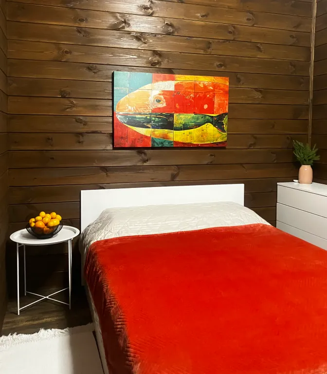 Новый дом с камином на берегу реки