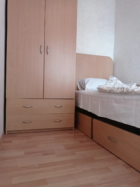 Небольшая, очень светлая и летом с приятной прохладой квартира