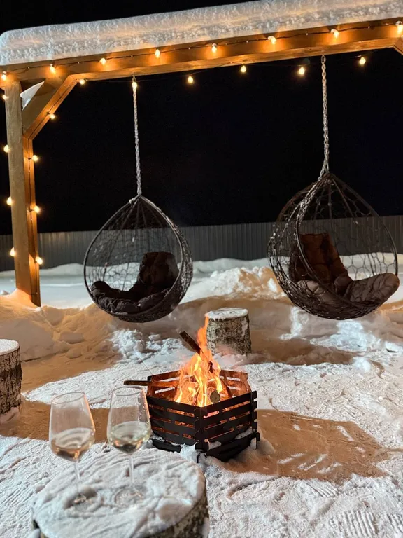 Уютный дом с панорамными окнами рядом с озером