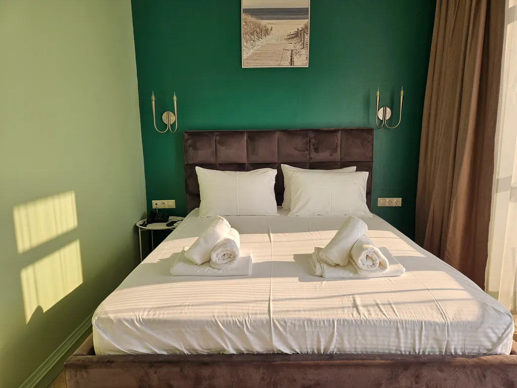 Люкс с балконом и видом на море в отеле Атлас