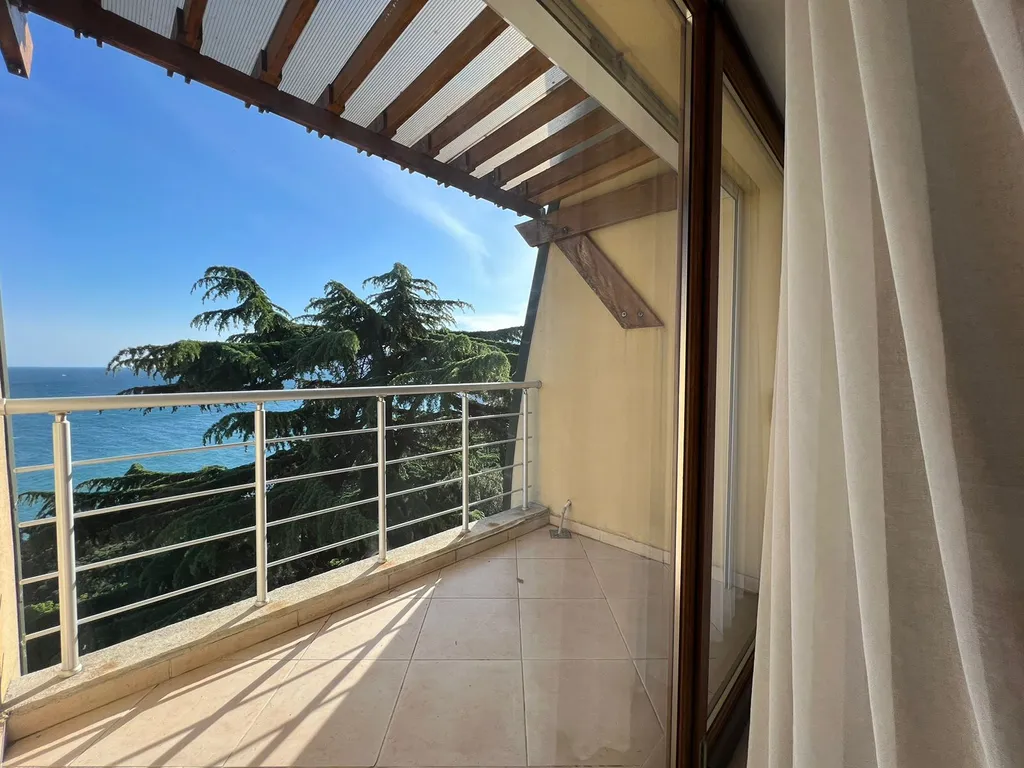 Видовые 3-комнатные апартаменты возле пляжа