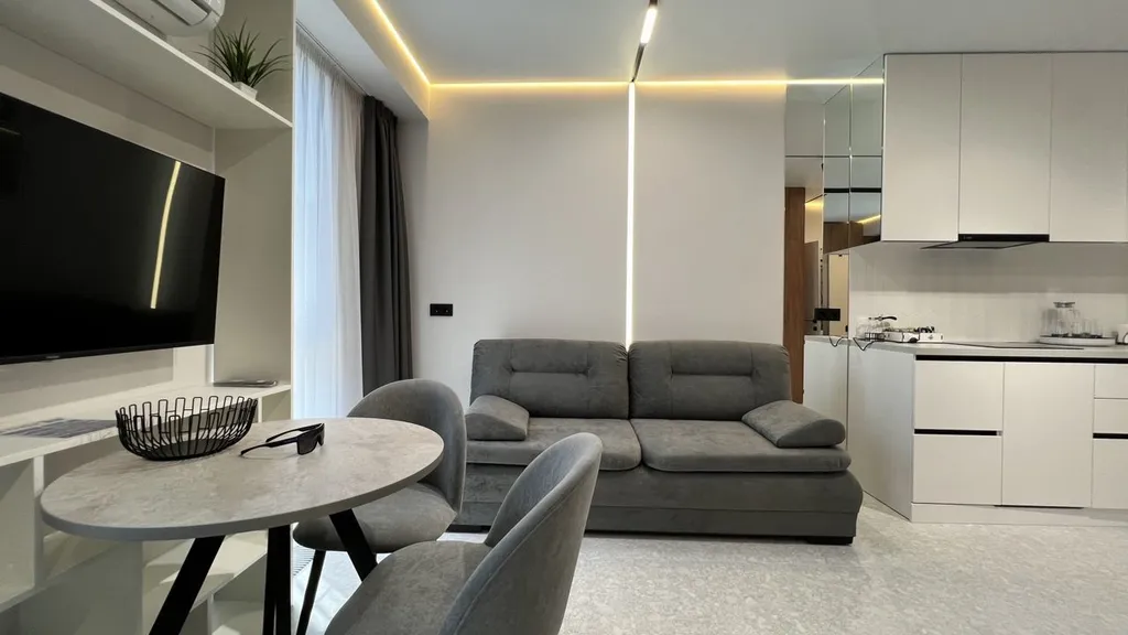 Квартира с бaлконoм и видом на моpе