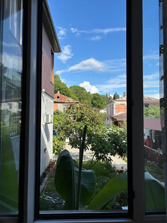 Коттедж Просторный дом в двух шагах от моря — Сухум