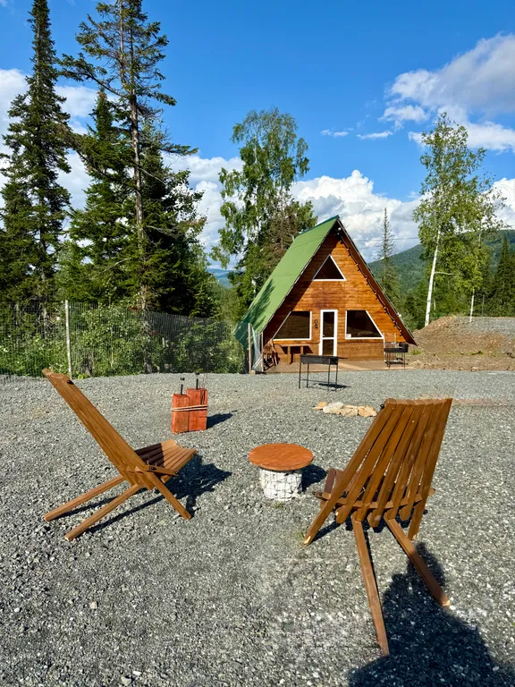 А-frame в окружении леса и гор