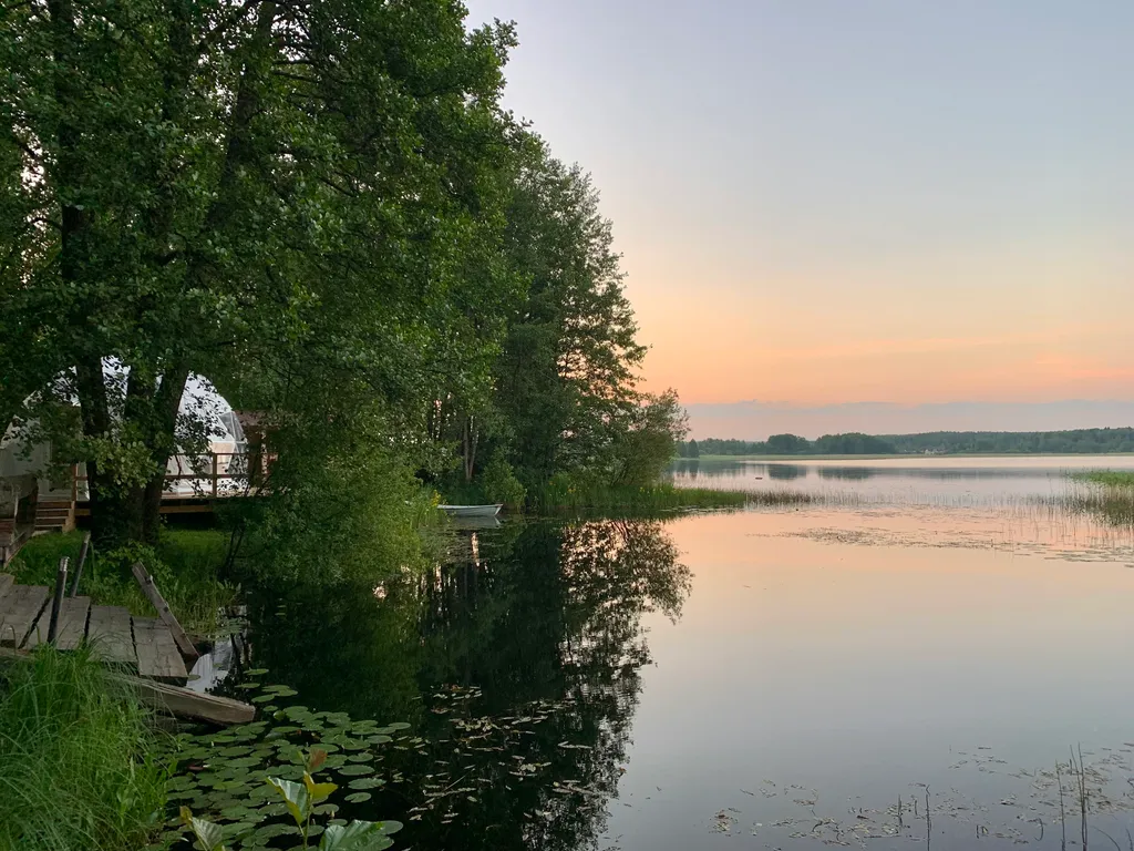 Чудесное место у озера с камином и русской баней