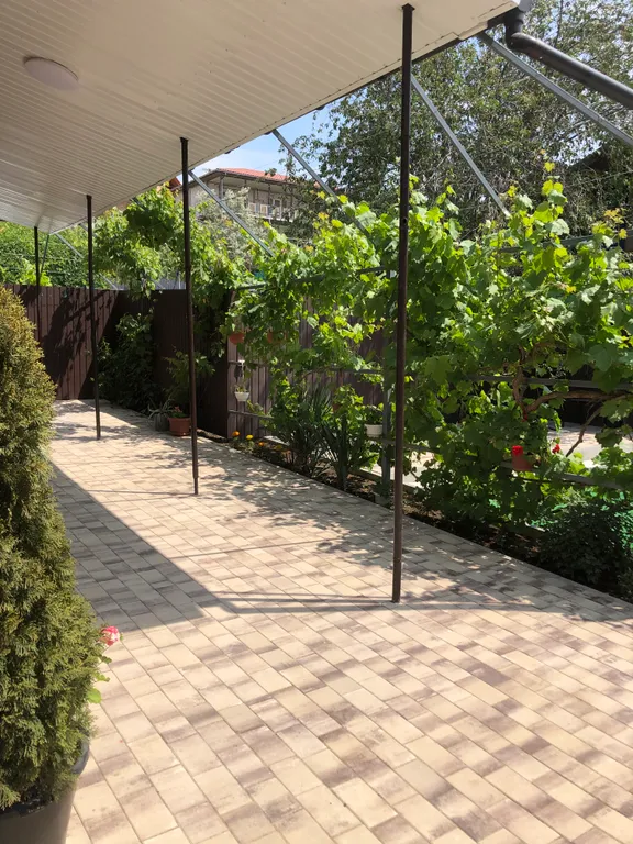 Уютный домик в 7 минутах от моря с зеленым двориком и парковой