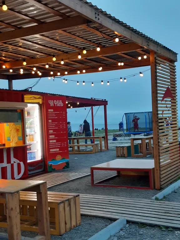 Студия на берегу моря, центр