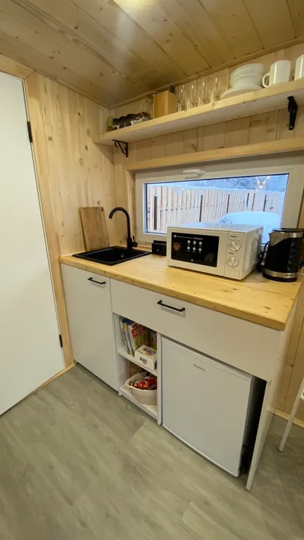 Домик у леса, на территории проживают кролики