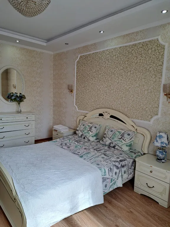 Трёхкомнатная, три кровати, диван, самый центр левого берега