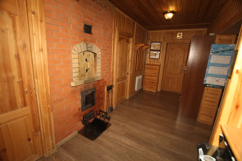 Шикарный дом находится на берегу озера, окруженный хвойным лесом